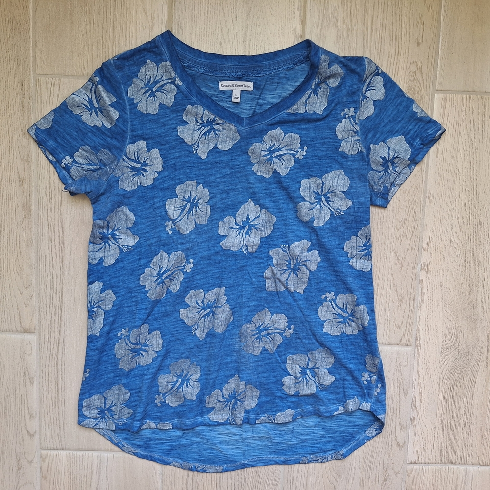 Sunsets & Sweet Tea Blue Hibiscus Floral Cotton V-Neck Short Sleeve Tshirt Small